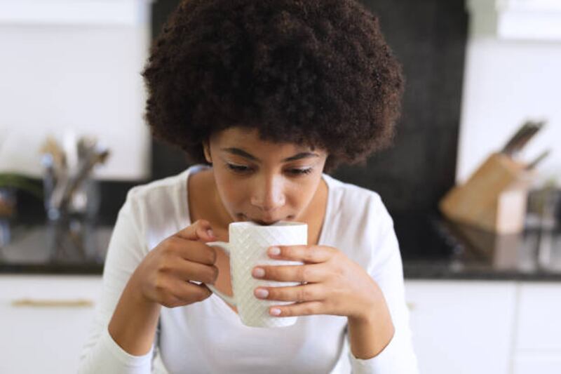 mujer bebiendo café.jpg