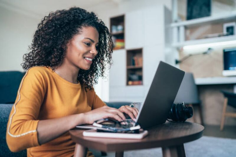 mujer con computadora.jpg