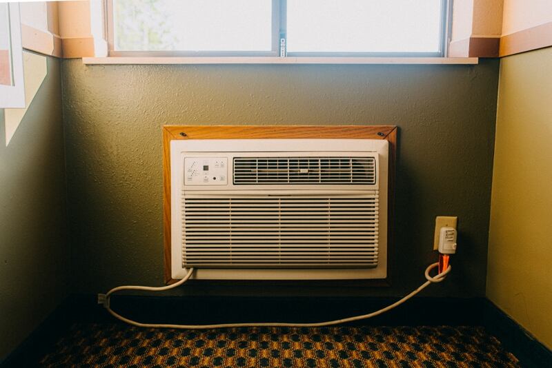 La temperatura exacta a la que debes poner tu aire acondicionado para gastar menos luz