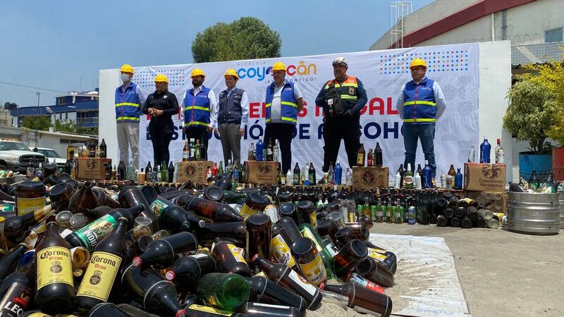 El alcalde de Coyoacán informó durante un evento realizado para destruir los envases de cerveza y alcohol, que estos productos fueron incautados en 63 chelerias ilegales.