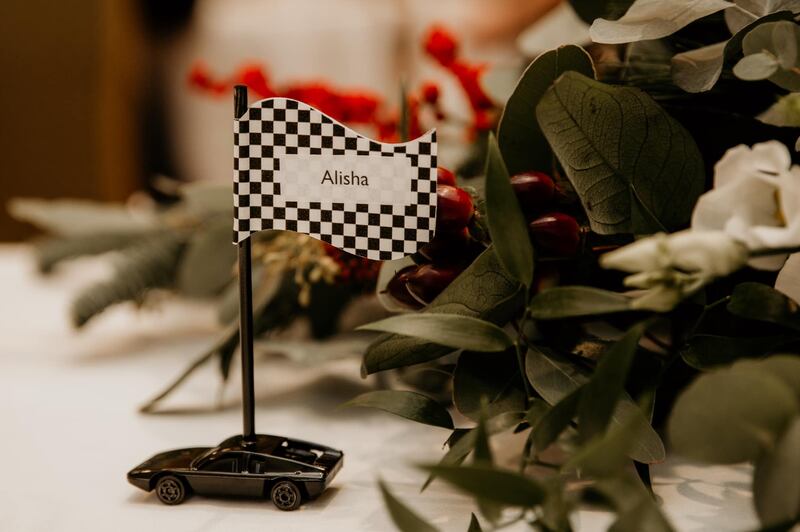 Pareja celebra boda con temática de la Fórmula 1