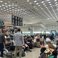 VIDEO: Pasajeros presuntamente ebrios provocan caos en el AICM
