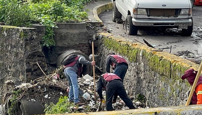 Autoridades realizan labores de limpieza en la presa Becerra en Álvaro Obregón