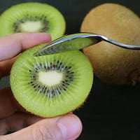 ¿Por qué es bueno comer kiwi por las mañanas? Esto dicen los expertos