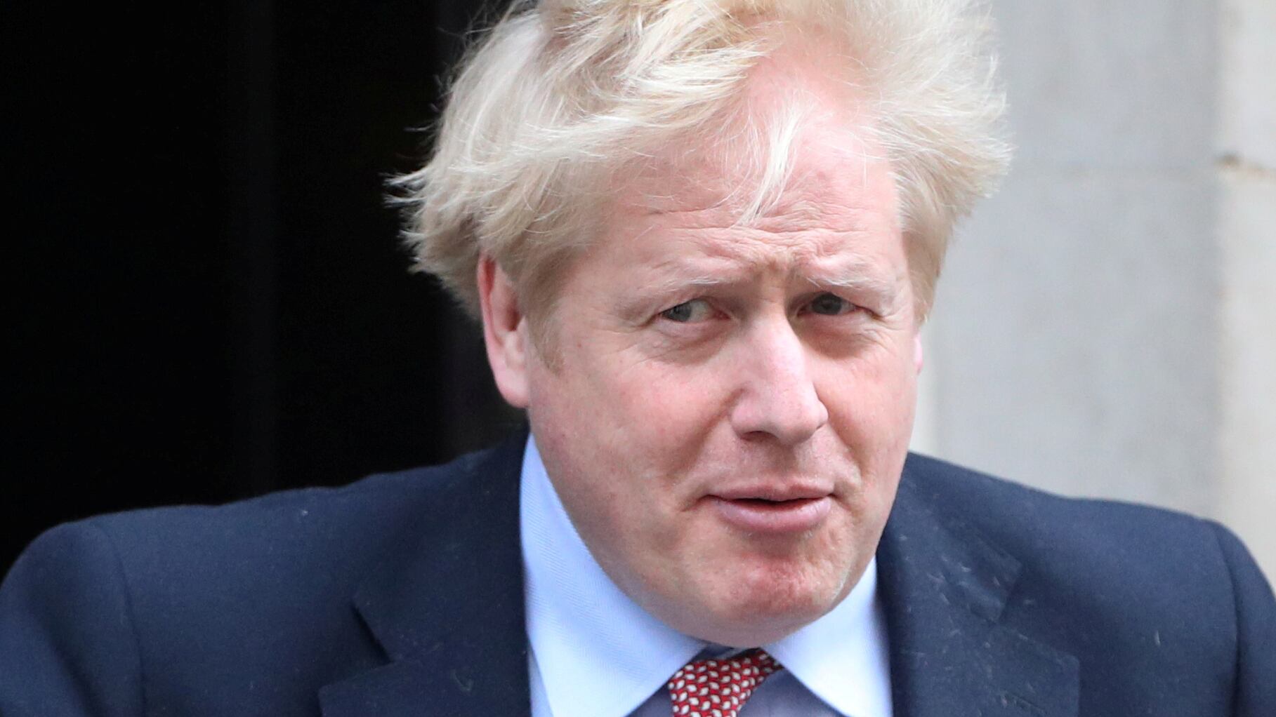 Imagen de archivo del primer ministro británico, Boris Johnson, saliendo de Downing Street durante la epidemia de COVID-19, la enfermedad que causa el coronavirus, en Londres