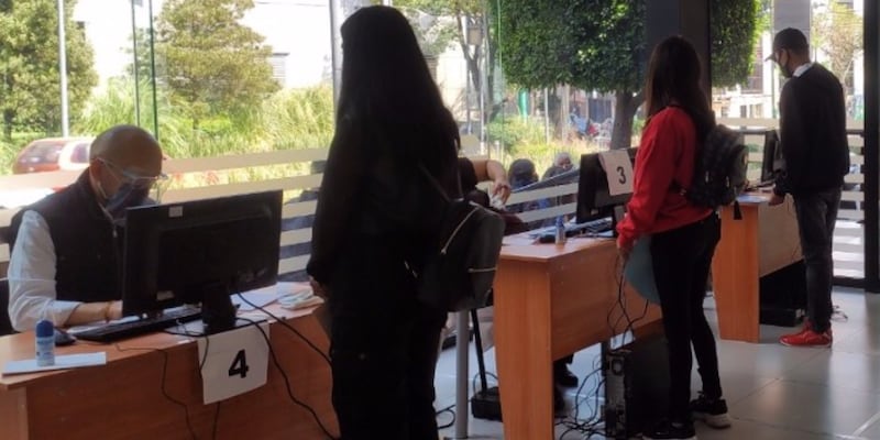 jóvenes tramitan beca