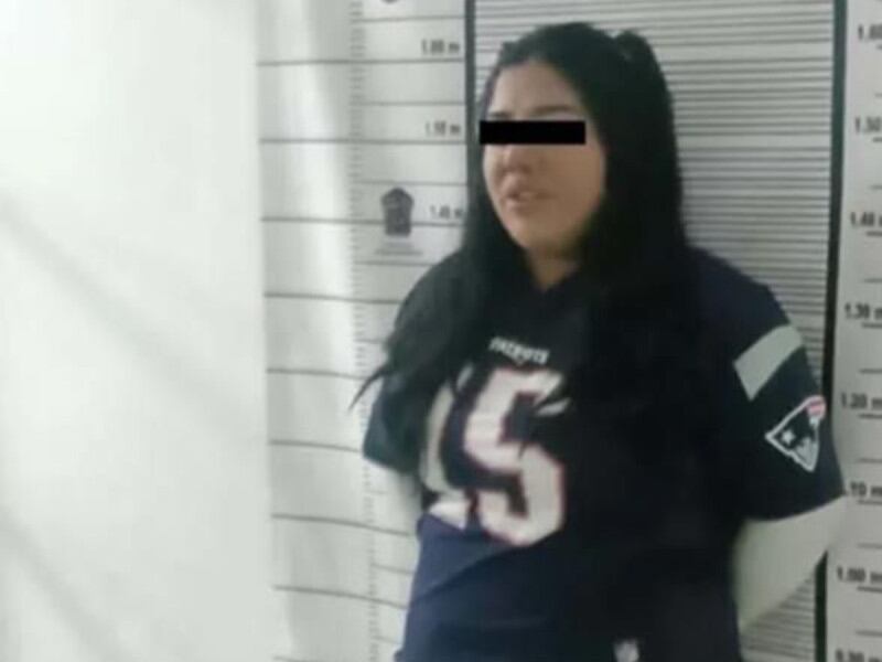 Policía municipal de Naucalpan logró la detención de Alejandra “N”, quien presuntamente acompañaba a los presuntos asaltantes.
