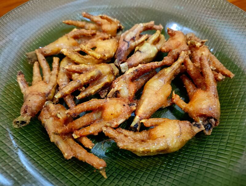 Las patas de pollo son un alimento barato lleno de colágeno, pero se debe consumir a su debida medida