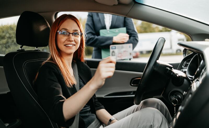 Los detalles para conseguir la licencia de conducir permanente.