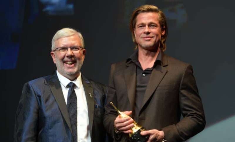 Leonard Maltin y Brad Pitt 