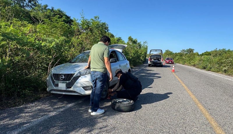 Auto varado en la carretera