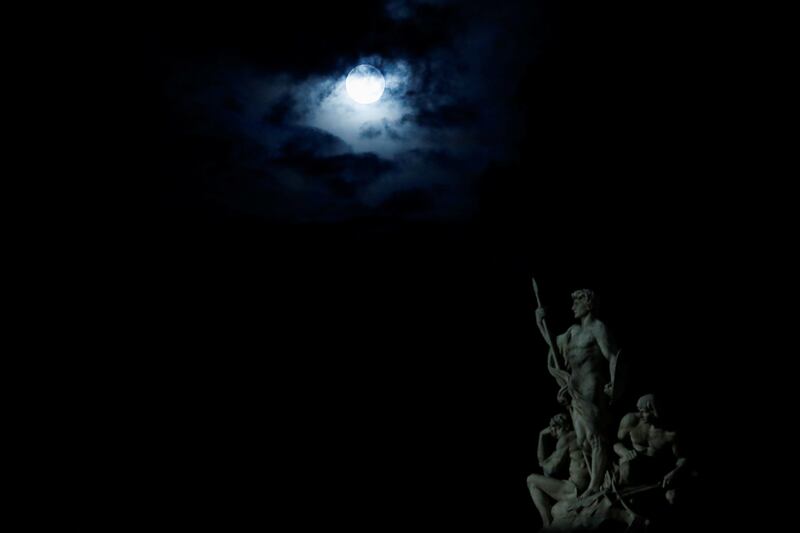 Vista de la luna del gusano cerca del Foro Romano, en Roma, Italia.